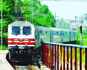 Maha mulls suspension of trains, flights to/from Delhi