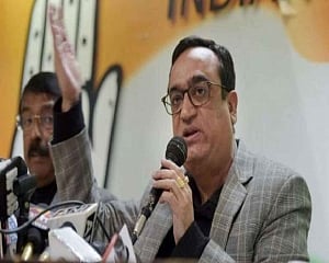 Maken hits out at Deora for lauding Kejriwal-led Delhi govt