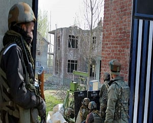 Militants open fire on security forces in Shopian
