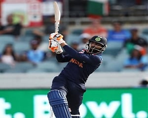 Pandya and Jadeja take India to 302/5 after Kohli's fighting half century