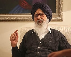 Parkash Singh Badal returns Padma award over farm laws