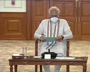 PM holds meeting to discuss strategies to attract more foreign investments, boost economy