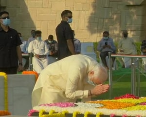 PM pays tributes to Mahatma Gandhi