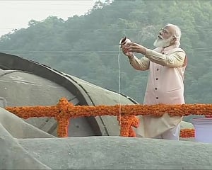 PM pays tributes to Sardar Patel at Statue of Unity