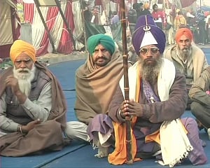 Protesting farmers stay put at Delhi borders amid harsh winter