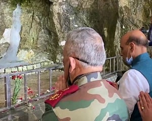 Rajnath Singh offers prayers at Amarnath cave shrine