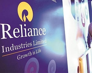 Reliance said to offer 40% stake in retail unit to Amazon for USD 20 bn