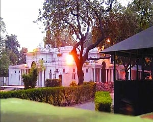 Retired babus outdo netas in squatting Govt bungalows