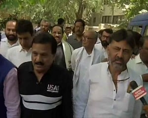 Stopped from meeting rebel Cong MLAs Digvijay Singh protests outside Bengaluru resort, detained