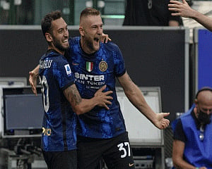 Çalhanoglu stars as Inter routs Genoa 4-0 in Serie A opener