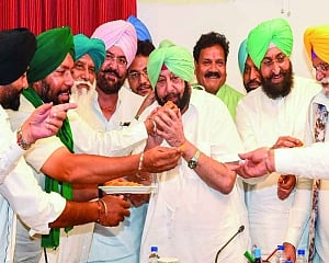 31 Cong MLAs revolt against Capt, demand replacement