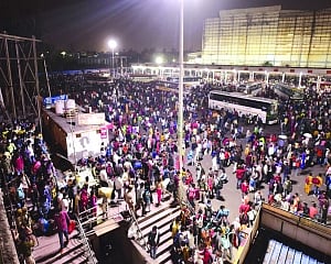 6-day lockdown triggers exodus
