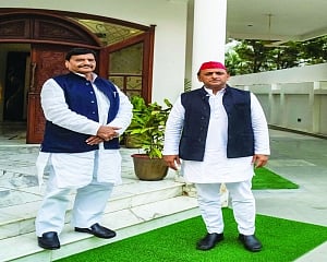 Akhilesh buries 5-yr-old feud with uncle, forges alliance for UP polls