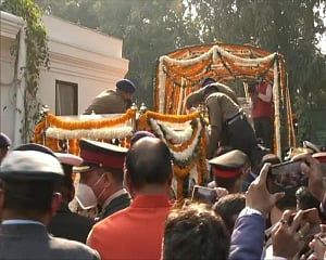 Amid chants of 'amar rahe', Gen Rawat's funeral procession leaves his bungalow for last rites