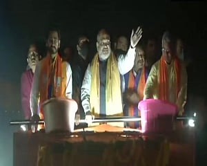 Amit Shah holds colourful roadshow in Bengal's Kharagpur