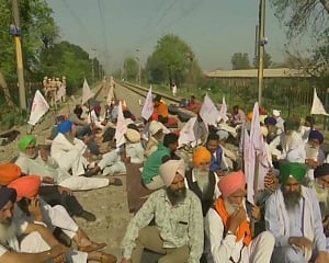 Bharat Bandh: Farmers gather near national highways, key roads in Punjab, Haryana