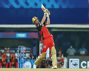 De Villiers guides RCB to two-wicket victory over MI