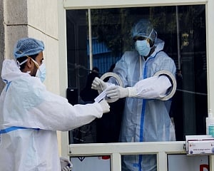 Delhi Covid tally stays above 400, experts fear a new wave