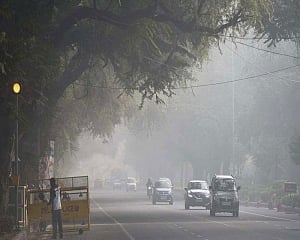 Delhi's minimum temperature dips, fog disrupts traffic movement