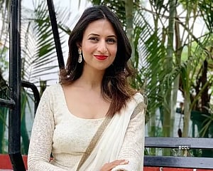 Divyanka Tripathi is in a 'topsy turvy world' in new selfie