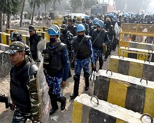 Farmers' protest: Clashes break out at Singhu border; lathi charge, tear gas used