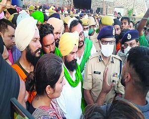 Farmers dispute autopsy report, refuse to cremate