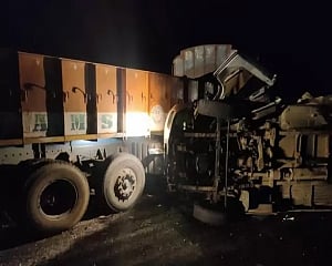 Fourteen killed, 4 injured as mini bus hits lorry in Andhra Pradesh's Kurnool