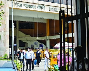 Gangster killed in court by rivals in lawyer guise
