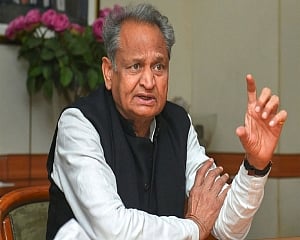 Gehlot calls on Sonia to discuss cabinet reshuffle in Rajasthan