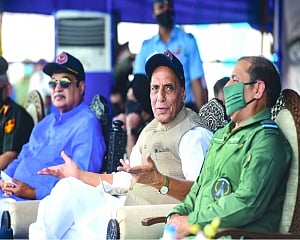 Hercules carrying Rajnath, Gadkari conducts mock landing on NH