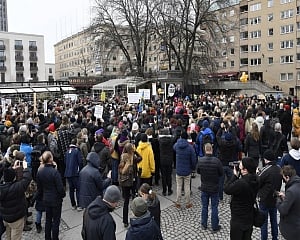 Hundreds gather in illegal COVID-19 protest in Stockholm