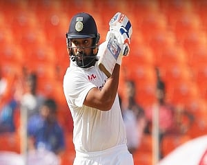 India lose four wickets, take lunch at 211/7 on day three
