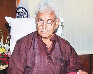 J-K LG Sinha visits hospital to enquire about Farooq Abdullah's health