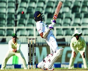 Karunaratne takes SL into lead