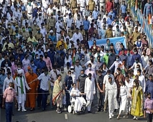 Mamata, on wheelchair, leads 5-km long roadshow in Kolkata
