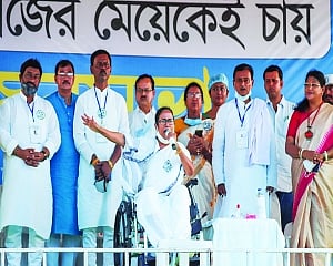 Mamata defies EC, keeps blasting Shah