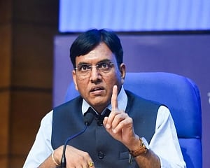 Mandaviya to hold meeting with state, UT health ministers Thursday on Covid vaccination