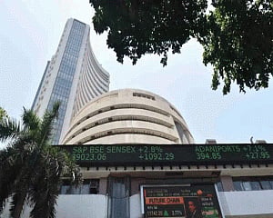 Markets plunge as central bank meetings loom