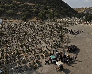 Mexico tops 200,000 COVID-19 deaths, but real toll is higher