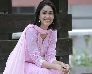 Mrunal Thakur: Dad sits with me during script narrations