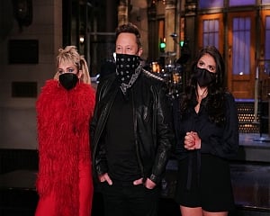 Musk pokes fun at himself, admits Twitter puts him in trouble