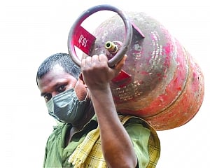 Non-subsidised LPG cylinder dearer by Rs 25