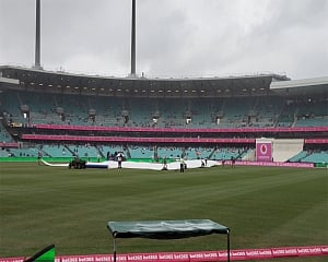 Play resumes after four-hour rain interruption at SCG
