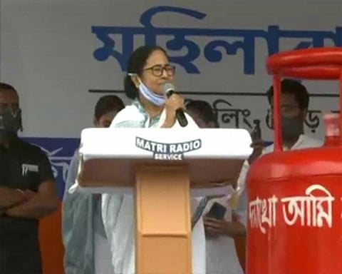 PM Modi peddling lies to mislead voters: Mamata