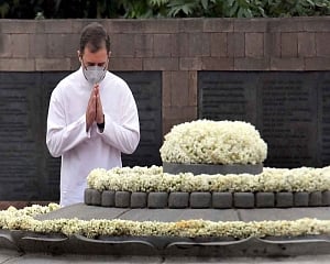 Rahul pays tributes to his father Rajiv Gandhi on birth anniversary