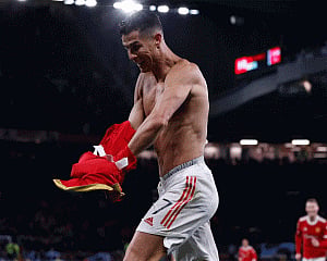 Record-breaker Ronaldo scores late winner for United in CL