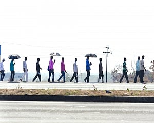 Sea of farmers marches along Maha’s Kasara Ghat