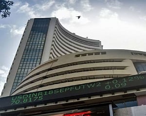 Sensex, Nifty start on choppy note on weak global cues