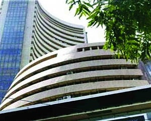 Sensex sinks 587 pts amid global selloff; HDFC Bank top loser post Q1 show