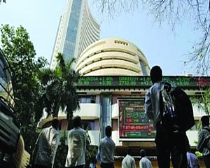 Sensex slumps 949 pts as Omicron spreads in India